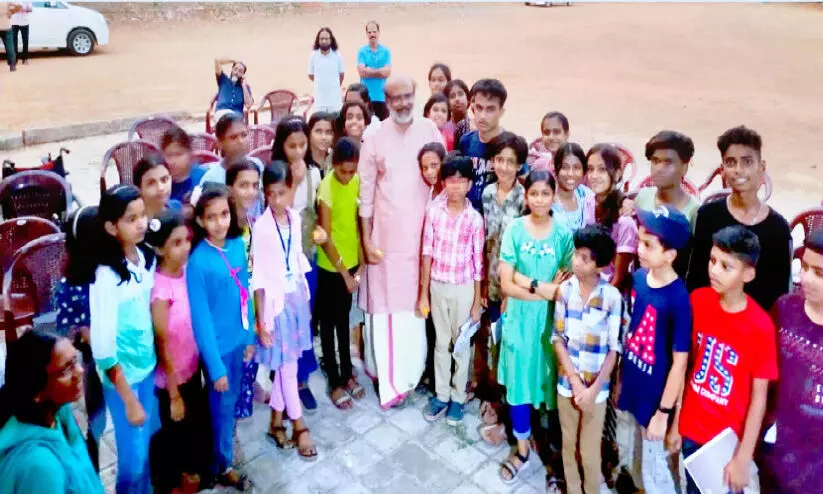 കുട്ടികളോടൊപ്പം ഉല്ലസിച്ച് ഡോ. തോമസ് ഐസക് കുട്ടികളോടൊപ്പം ഉല്ലസിച്ച് ഡോ. തോമസ് ഐസക്