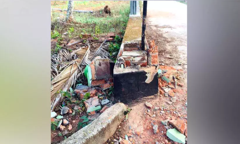 കാണിക്കവഞ്ചി തകർത്ത് പണം കവർന്നു കാണിക്കവഞ്ചി തകർത്ത് പണം കവർന്നു