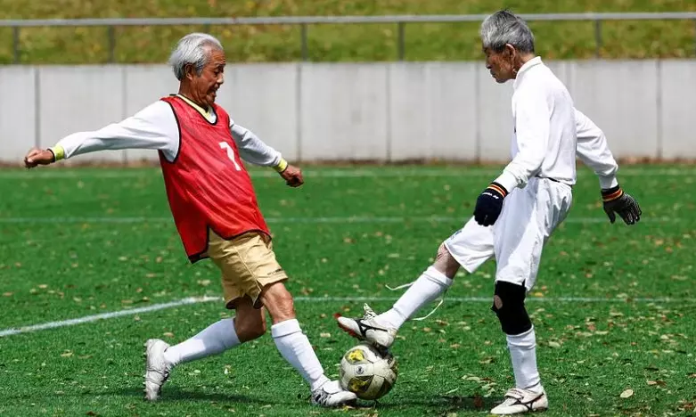 മുതുമുത്തച്ഛന്മാരെങ്കിലും ഈ കാലുകൾക്ക് 18ന്റെ ചെറുപ്പം; ജപ്പാനിൽ ആവേശമായി 80 കഴിഞ്ഞവരുടെ സോക്കർ ലീഗ് മുതുമുത്തച്ഛന്മാരെങ്കിലും ഈ കാലുകൾക്ക് 18ന്റെ ചെറുപ്പം; ജപ്പാനിൽ ആവേശമായി 80 കഴിഞ്ഞവരുടെ സോക്കർ ലീഗ്