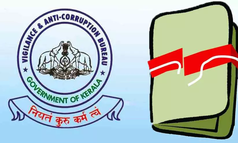 ആദിവാസിയിൽനിന്ന് 10,000 രൂപ കൈക്കൂലി വാങ്ങുന്നതിനിടെ ഐ.ടി.ഡി.പി ഓഫീസിലെ സൈറ്റ് മാനേജർ പിടിയിൽ ആദിവാസിയിൽനിന്ന് 10,000 രൂപ കൈക്കൂലി വാങ്ങുന്നതിനിടെ ഐ.ടി.ഡി.പി ഓഫീസിലെ സൈറ്റ് മാനേജർ പിടിയിൽ