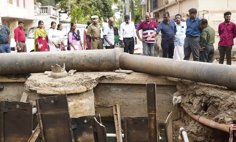 ഓപ്പറേഷൻ ബ്രേക് ത്രൂ; മുല്ലശേരി കനാലിലെ പ്രവർത്തനങ്ങൾ കലക്ടർ വിലയിരുത്തി ഓപ്പറേഷൻ ബ്രേക് ത്രൂ; മുല്ലശേരി കനാലിലെ പ്രവർത്തനങ്ങൾ കലക്ടർ വിലയിരുത്തി