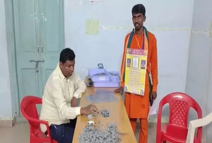 പതിനായിരം ഒറ്റ രൂപ നാണയത്തുട്ടുമായി സ്ഥാനാർഥി, കുത്തിയിരുന്ന് എണ്ണി തെരഞ്ഞെടുപ്പ് ഉദ്യോഗസ്ഥന്‍- വിഡിയോ വൈറൽ