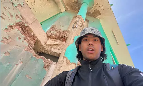 വെ​ടി​യൊ​ച്ച​ക്കു ന​ടു​വി​ൽ ഭീ​തി​യോ​ടെ...