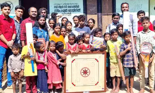 ആദിവാസി കോളനിയിൽ കായികോപകരണങ്ങൾ നൽകി