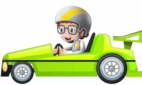 കാർ യാത്രക്കാരൻ ഹെൽമറ്റ് വെച്ചില്ല; പിഴയിട്ടു 500 !