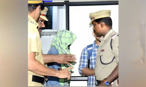 മാവൂർ റോഡിൽ തുണിക്കടയിൽ കള്ളൻ; സി.സി.ടി.വിയും മോഷ്ടിച്ചു