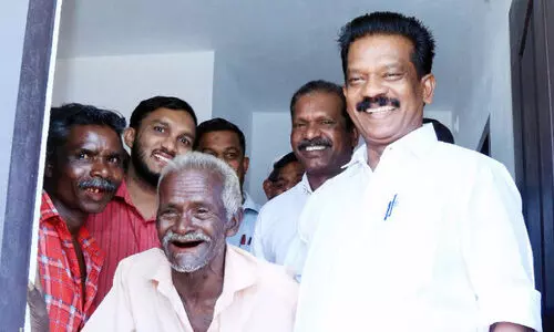 നി​റ​പു​ഞ്ചി​രി​യു​മാ​യി ക​യ​മ