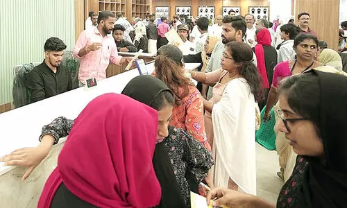 പെരുന്നാൾ ഒരുക്കത്തിലേക്ക് നാട്; വസ്​ത്രവിപണിയിൽ വൻതിരക്ക്