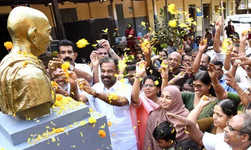 ആസാദി കാ അമൃത്: സ്കൂളുകളിൽ ഗാന്ധി പ്രതിമയൊരുങ്ങുന്നു