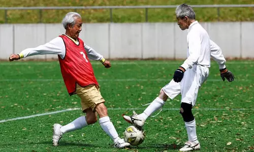 മുതുമുത്തച്ഛന്മാരെങ്കിലും ഈ കാലുകൾക്ക് 18ന്റെ ചെറുപ്പം; ജപ്പാനിൽ ആവേശമായി 80 കഴിഞ്ഞവരുടെ സോക്കർ ലീഗ്