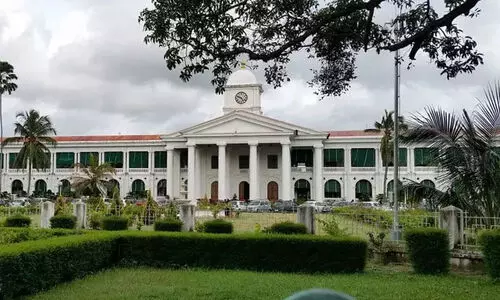 സെക്രട്ടേറിയറ്റിൽ പോലും 50 ശതമാനം ഫയൽ കെട്ടിക്കിടക്കുന്നുവെന്ന് മുഖ്യമന്ത്രി