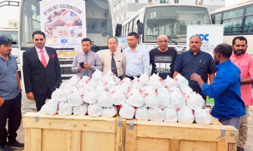 ഐ.​ഒ.​സി ഭ​ക്ഷ​ണ​കി​റ്റു​ക​ൾ വി​ത​ര​ണം ചെ​യ്തു