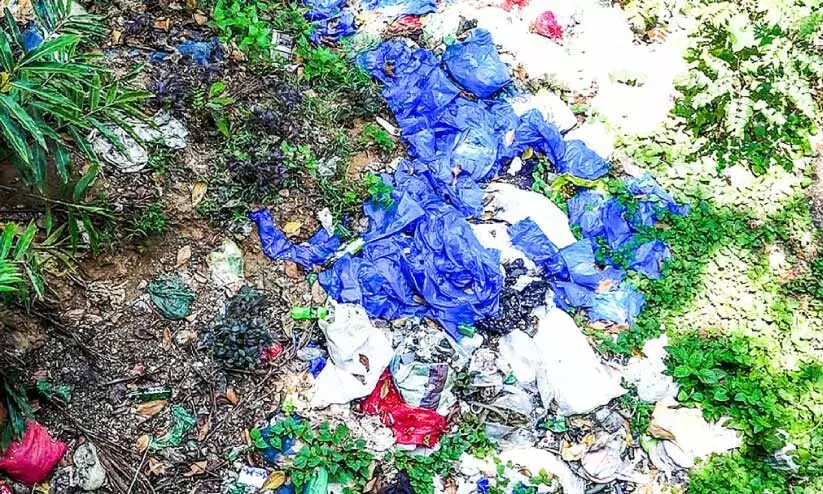 നിരോധനം കർശനം; നാടെങ്ങും പ്ലാസ്റ്റിക് മാലിന്യം