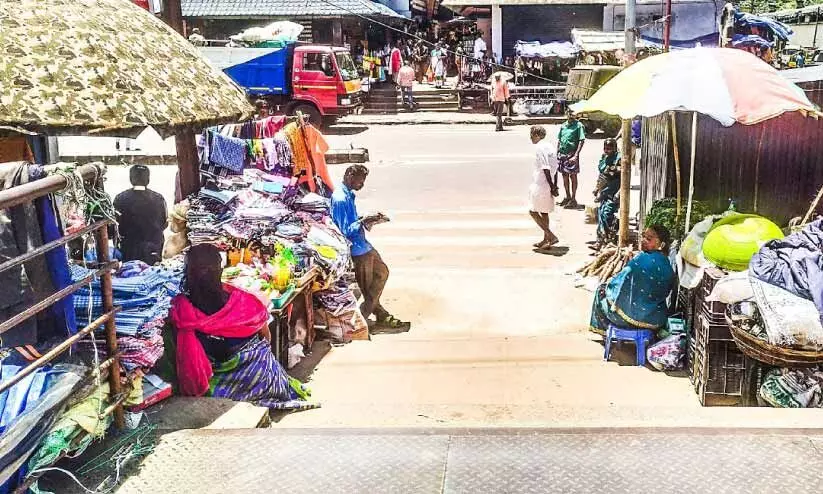 മൂന്നാറിൽ പാതയോരം കൈയടക്കി കച്ചവടക്കാരും ഭിക്ഷാടകരും