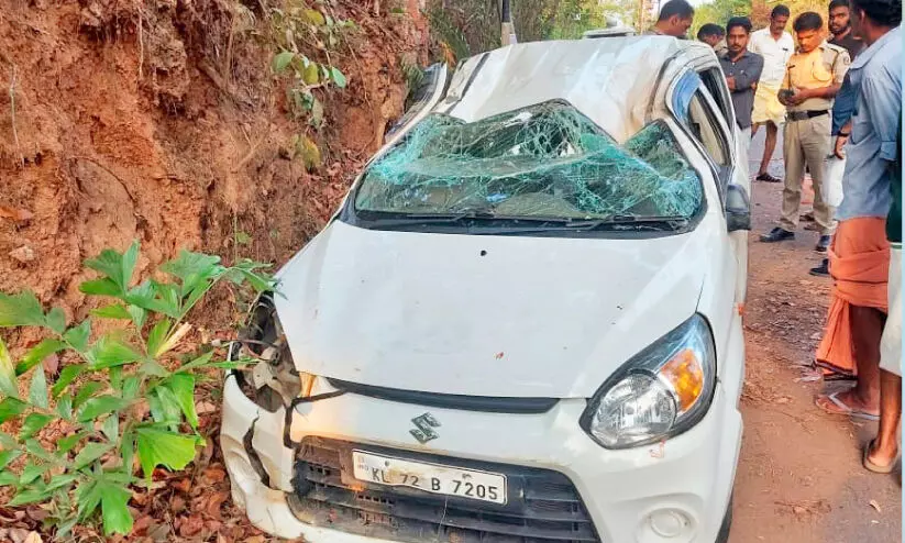 കാർ മറിഞ്ഞ് അഞ്ചുപേർക്ക് പരിക്ക്