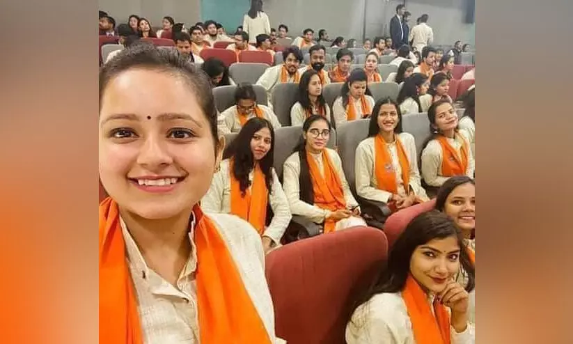 കാവി ഷാളണിഞ്ഞ് ഉത്തരാഞ്ചൽ സർവകലാശാലയിലെ ബിരുദദാന ചടങ്ങ്; വൈറലായ ഫോട്ടോക്ക് പിന്നിലെ യാഥാർഥ്യം ഇതാണ് കാവി ഷാളണിഞ്ഞ് ഉത്തരാഞ്ചൽ സർവകലാശാലയിലെ ബിരുദദാന ചടങ്ങ്; വൈറലായ ഫോട്ടോക്ക് പിന്നിലെ യാഥാർഥ്യം ഇതാണ്