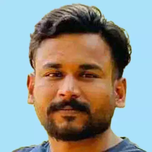 ബൈ​ക്കും ലോ​റി​യും കൂ​ട്ടി​യി​ടി​ച്ച് യു​വാ​വ് മ​രി​ച്ചു