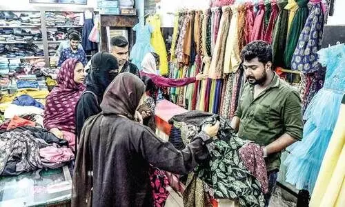 പെരുന്നാളിനെ വരവേൽക്കാൻ ആളൊരുങ്ങി, നാടൊരുങ്ങി... പെരുന്നാളിനെ വരവേൽക്കാൻ ആളൊരുങ്ങി, നാടൊരുങ്ങി...