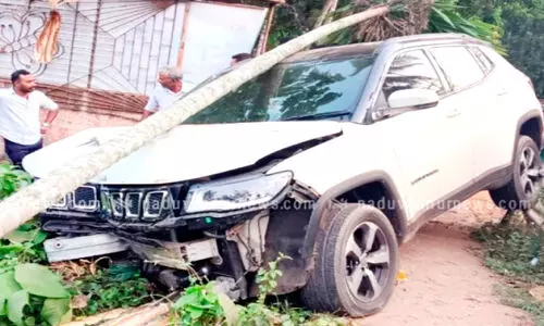 നിയന്ത്രണംവിട്ട കാർ ഇരുമ്പുവേലി തകർത്തു യാത്രക്കാർ അത്ഭുതകരമായി രക്ഷപ്പെട്ടു