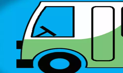 കുഴഞ്ഞുവീണ യാത്രക്കാരിയുമായി പറന്ന് സ്വകാര്യ ബസ്; ജീവൻ രക്ഷിച്ച ആശ്വാസത്തിൽ ഡ്രൈവറും കണ്ടക്ടറും