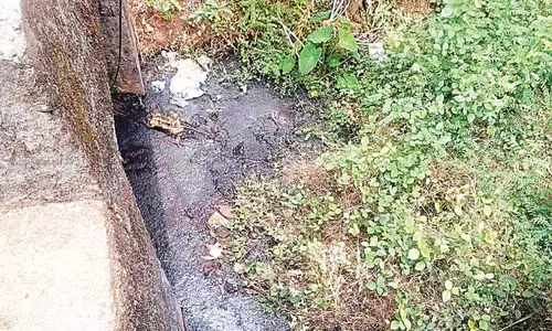 വീ​ടി​നു​മു​മ്പി​ൽ ക​ക്കൂ​സ് മാ​ലി​ന്യം ത​ള്ളി