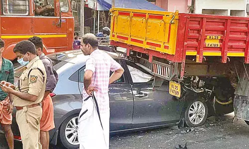 പു​തു​ക്കാ​ട് ലോ​റി​ക്ക് പി​റ​കി​ൽ കാ​റിടി​ച്ച് ര​ണ്ട് പേ​ർ​ക്ക് പ​രി​ക്ക്