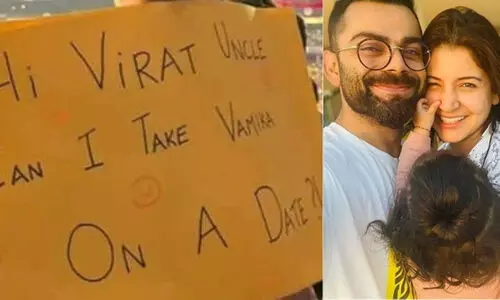 കോഹ്ലിയുടെ മകൾ വാമികക്കെതിരെ ‘ഡേറ്റിങ് പ്ലക്കാർഡ്’; കൊച്ചുകുട്ടിയുടെ ര‍ക്ഷിതാക്കൾക്കെതിരെ നെറ്റിസൺസ്