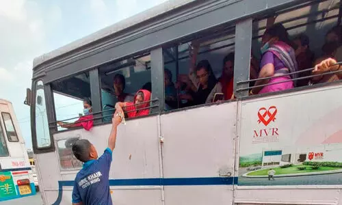 ബ​സ് യാ​ത്രി​ക​ർ​ക്ക് നോമ്പു​തു​റ വി​ഭ​വ​ങ്ങ​ൾ ന​ൽ​കി കൂ​ട്ടാ​യ്മ