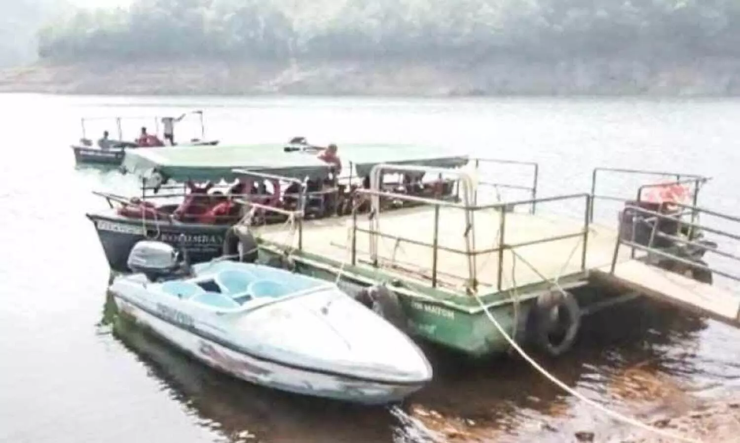 ഇ​ടു​ക്കി ഡാ​മി​ലെ വ​നം വ​കു​പ്പി​ന്‍റെ ബോ​ട്ട്​