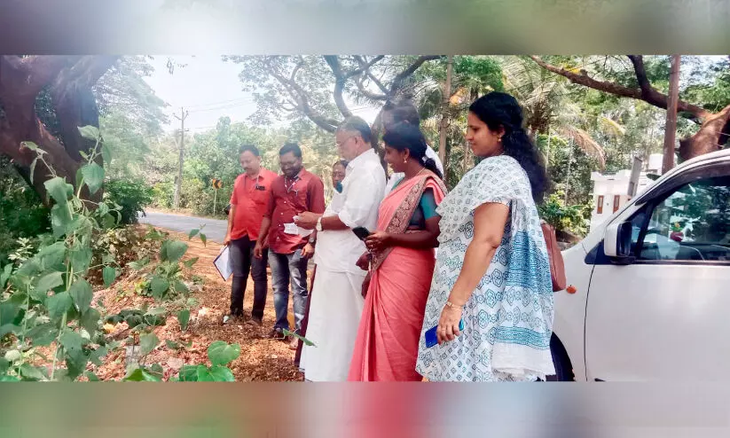 പാതയോരത്ത് മാലിന്യം തള്ളിയതിനെതിരെ നടപടി പാതയോരത്ത് മാലിന്യം തള്ളിയതിനെതിരെ നടപടി