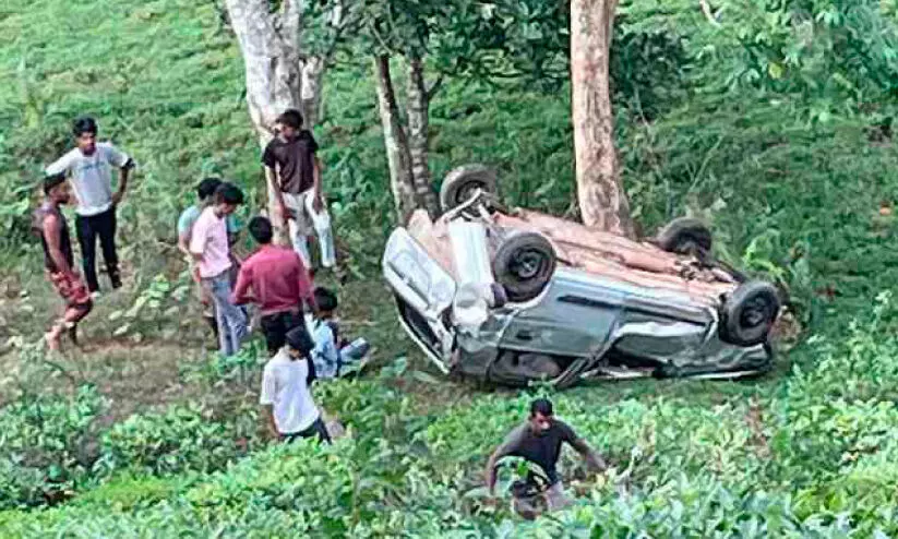 കാർ തേയിലത്തോട്ടത്തിലേക്ക് മറിഞ്ഞ് മൂന്നു പേർക്ക് പരിക്ക് കാർ തേയിലത്തോട്ടത്തിലേക്ക് മറിഞ്ഞ് മൂന്നു പേർക്ക് പരിക്ക്