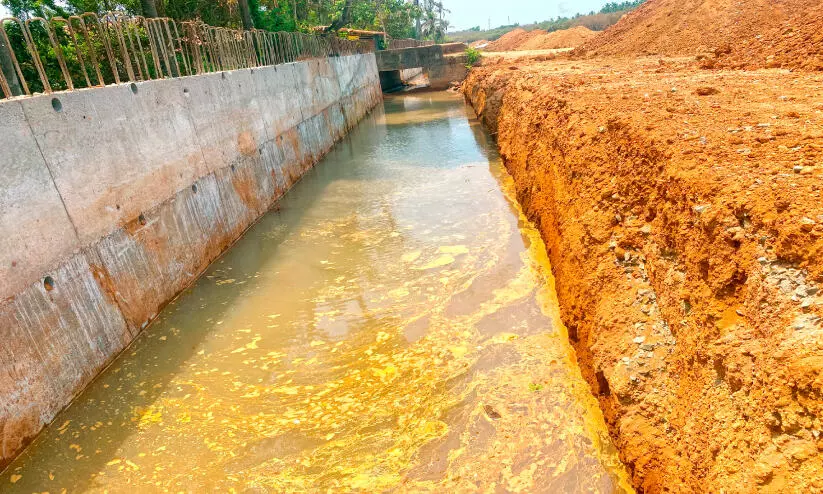 തുരുത്തിയില് തോട് പുനര്നിര്മാണം തുടങ്ങി തുരുത്തിയില് തോട് പുനര്നിര്മാണം തുടങ്ങി