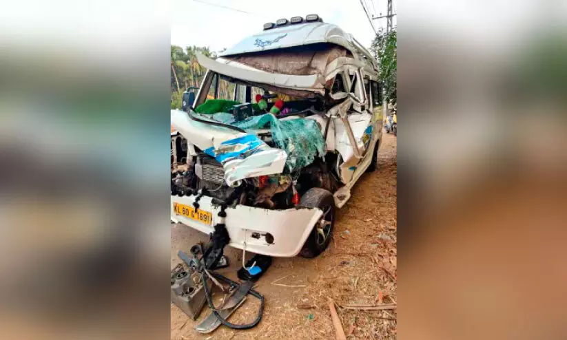 മിനി ലോറിക്ക് പിറകിൽ ട്രാവലർ ഇടിച്ച്​ 10 പേർക്ക് പരിക്ക്