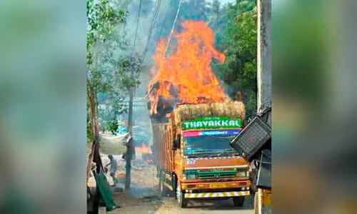 തൊട്ടിൽപാലത്ത് വൈക്കോൽ ലോറിക്ക് തീപിടിച്ചു വൈദ്യുതി ലൈ​നി​ൽ ത​ട്ടി​യാ​ണ്  തീ​പി​ടി​ത്ത​മു​ണ്ടാ​യ​ത്
