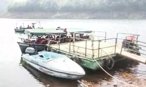 ഇ​ടു​ക്കി ഡാ​മി​ലെ വ​നം വ​കു​പ്പി​ന്‍റെ ബോ​ട്ട്​