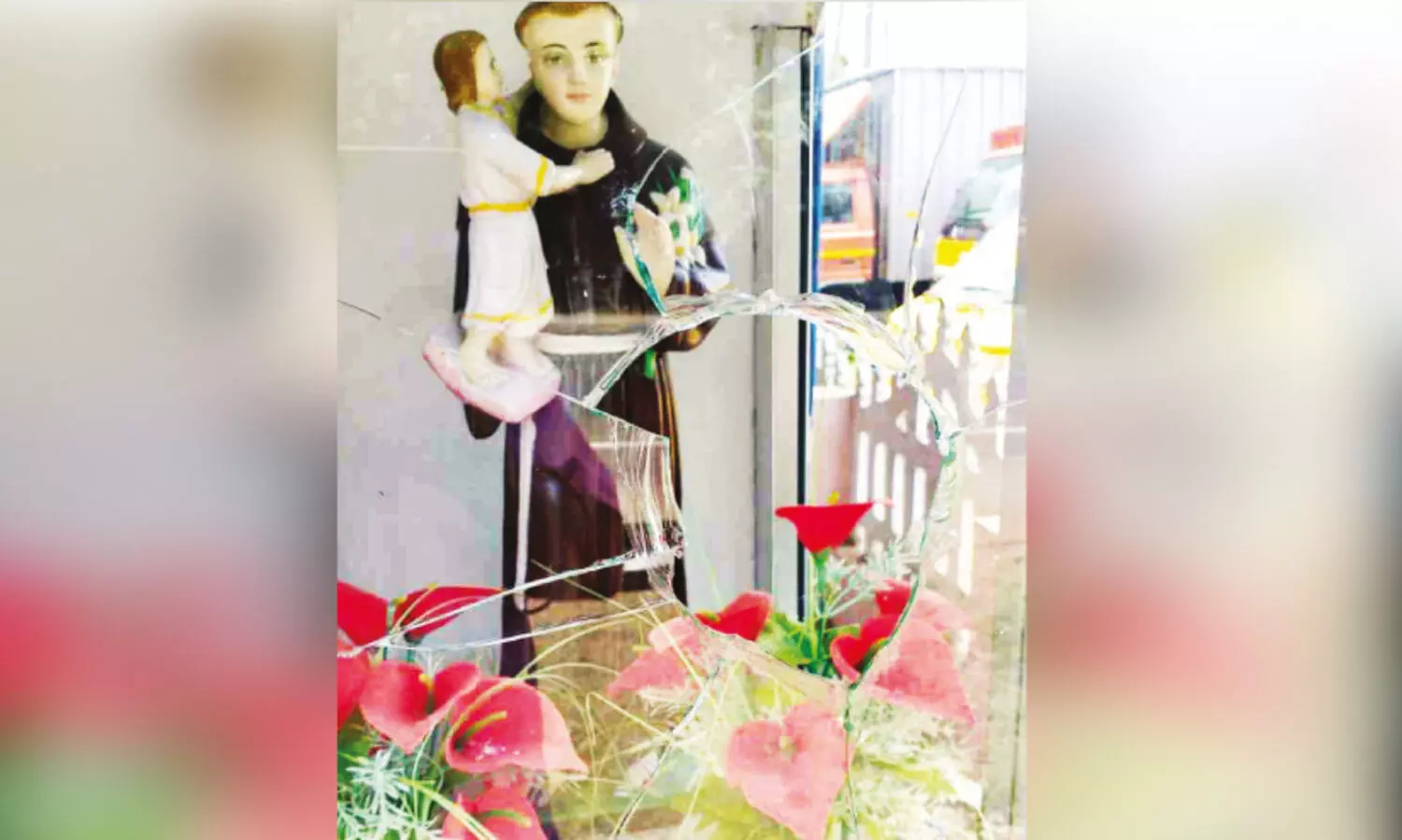 ക​പ്പേ​ള ക​ല്ലെ​റി​ഞ്ഞ്​ ത​ക​ർ​ത്ത നി​ല​യി​ല്‍