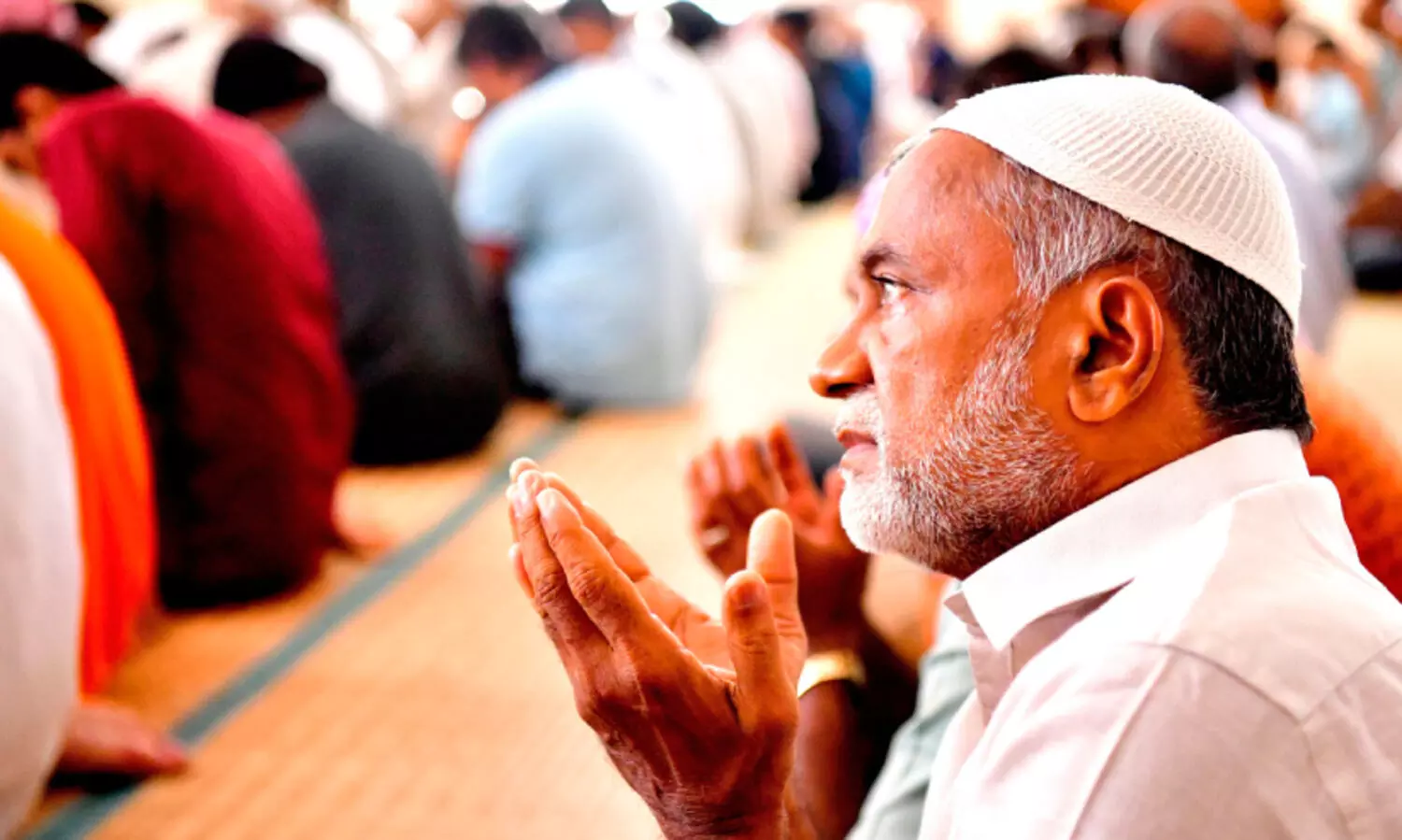 റമദാനിലെ അവസാന വെള്ളി;   വിശ്വാസികളാൽ​ നിറഞ്ഞ്​ പള്ളികൾ