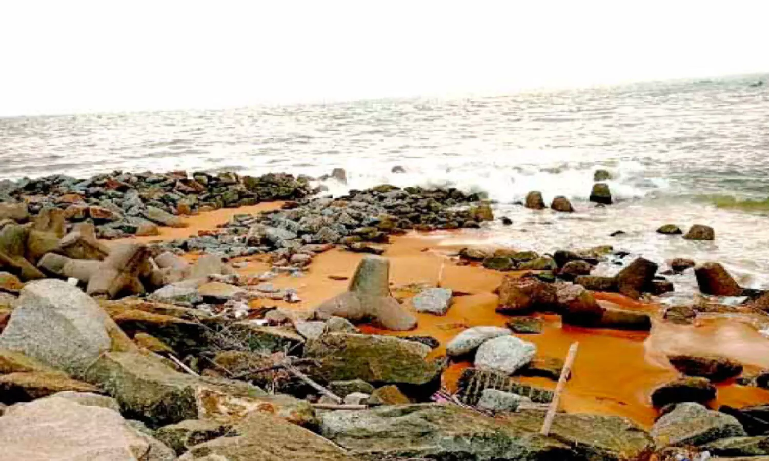 മത്സ്യത്തൊഴിലാളികൾ ആശങ്കയിൽ;  മുതലപ്പൊഴി അഴിമുഖത്ത് വീണ്ടും മണ്ണ്​ മൂടുന്നു