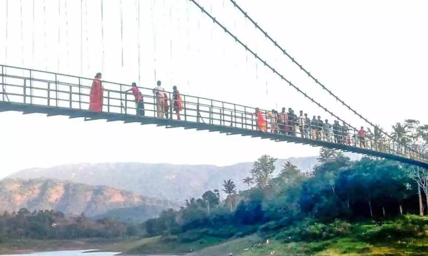 അ​യ്യ​പ്പ​ൻ​കോ​വി​ൽ തൂ​ക്കു​പാ​ലം