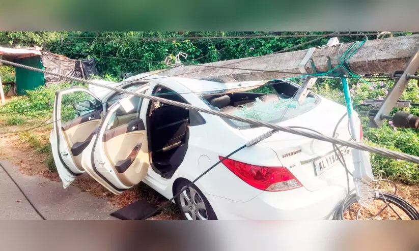 നി​യ​ന്ത്ര​ണം വി​ട്ട കാ​ർ വൈ​ദ്യു​തി തൂ​ണി​ലി​ടി​ച്ചു; യാ​ത്ര​ക്കാ​ർ ര​ക്ഷ​പ്പെ​ട്ട​ത് ത​ല​നാ​രി​ഴ​ക്ക്