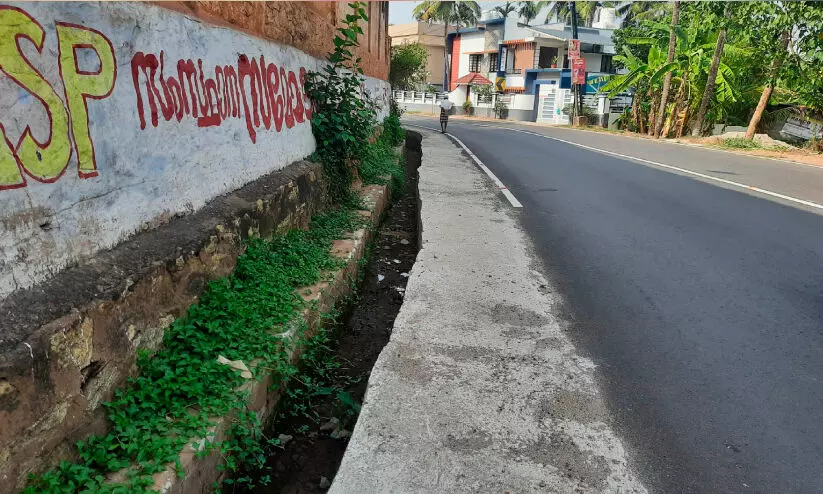 ഓ​ട​നാ​വ​ട്ടം പ​രു​ത്തി​യ​റ വ​ള​വി​ൽ  ഓ​ട​യി​ൽ സ്ലാ​ബി​ല്ല; അ​പ​ക​ടാ​വ​സ്ഥ