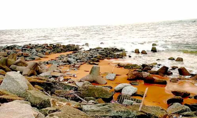 മത്സ്യത്തൊഴിലാളികൾ ആശങ്കയിൽ;  മുതലപ്പൊഴി അഴിമുഖത്ത് വീണ്ടും മണ്ണ്​ മൂടുന്നു