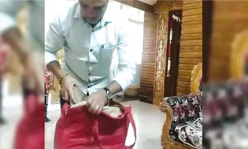 ബി.​ജെ.​പി നേ​താ​വ് ബാ​ഗി​ൽ നോ​ട്ട് നി​റ​ക്കു​ന്ന വി​ഡി​യോ പു​റ​ത്ത് തെ​ര​ഞ്ഞെ​ടു​പ്പ് ക​മീ​ഷ​ൻ കേ​​സെ​ടു​ത്തു