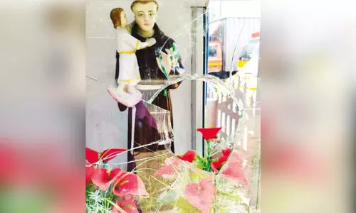 കപ്പേള കല്ലെറിഞ്ഞ് തകർത്ത നിലയില് കപ്പേള കല്ലെറിഞ്ഞ് തകർത്ത നിലയില്