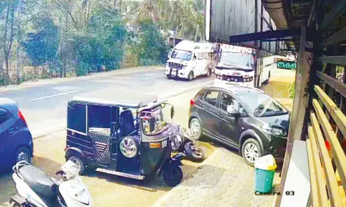 കാർ ബൈക്കുകളിലിടിച്ച് ഹോട്ടലിലേക്ക് പാഞ്ഞു കയറി കാർ ബൈക്കുകളിലിടിച്ച് ഹോട്ടലിലേക്ക് പാഞ്ഞു കയറി