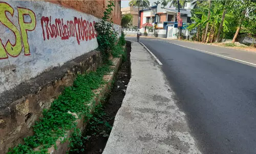 ഓ​ട​നാ​വ​ട്ടം പ​രു​ത്തി​യ​റ വ​ള​വി​ൽ  ഓ​ട​യി​ൽ സ്ലാ​ബി​ല്ല; അ​പ​ക​ടാ​വ​സ്ഥ