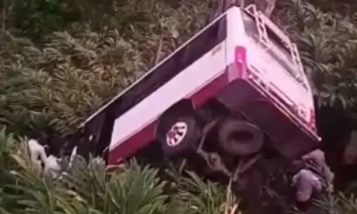 പൂപ്പാറയിൽ വാൻ കൊക്കയിലേക്ക് മറിഞ്ഞ് നാല് മരണം; നിരവധി പേർക്ക് പരിക്ക്