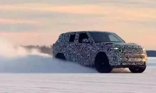 നിരത്തിൽ മിന്നലാവാൻ അവൻ വരുന്നു, റേഞ്ച് റോവർ സ്പോർട്ട് എസ്‌.വി