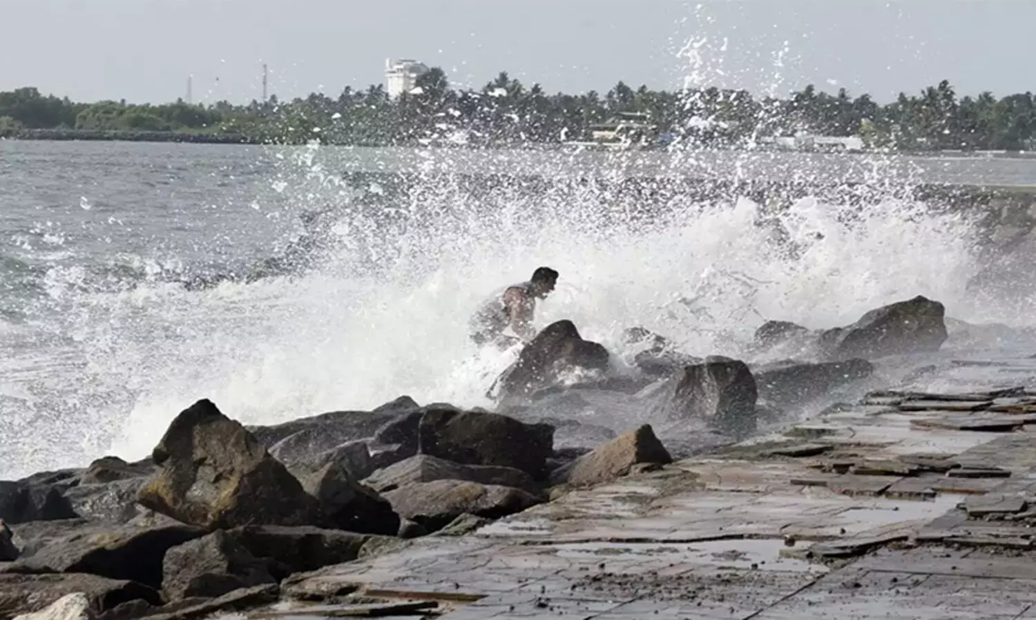 കേരള തീരത്ത് ഉയർന്ന തിരമാലക്കും കടലാക്രമണത്തിനും സാധ്യത