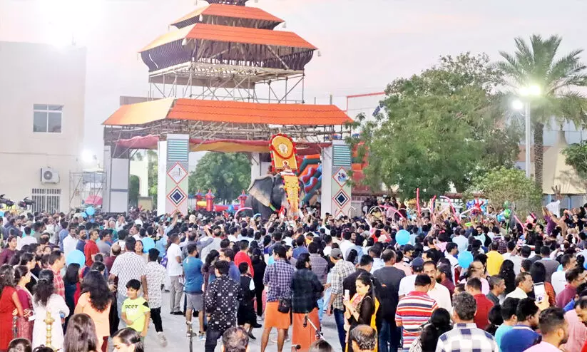 കൊട്ടിക്കയറി പെരുവനം; മനംനിറച്ച് കുടമാറ്റം ജനസമുദ്രമായി ബഹ്റൈൻ പൂരം കൊട്ടിക്കയറി പെരുവനം; മനംനിറച്ച് കുടമാറ്റം ജനസമുദ്രമായി ബഹ്റൈൻ പൂരം